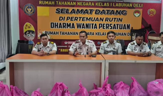 Bentuk Komitmen Dalam Memberikan Pelayanan Dan Pembinaan yang Optimal Rutan Kelas I Labuhan Deli berikan Baju kepada  Tamping dan Matras kepada Warga Binaan