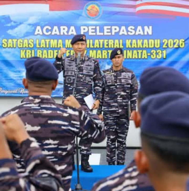 KRI REM-331 Dilepas Langsung Oleh Pangkoarmada II Laksda TNI Dari Atas Geladak KRI 1 Gusti Ngurah Rai -332 Di Dermaga Madura Koarmada II