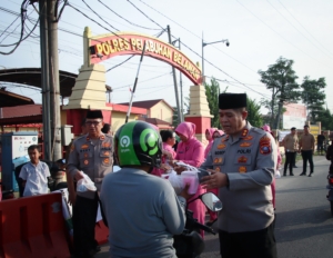 Berbagi Berkah Ramadhan, Kapolres Pelabuhan Belawan Pimpin Pembagian Takjil Gratis untuk Warga