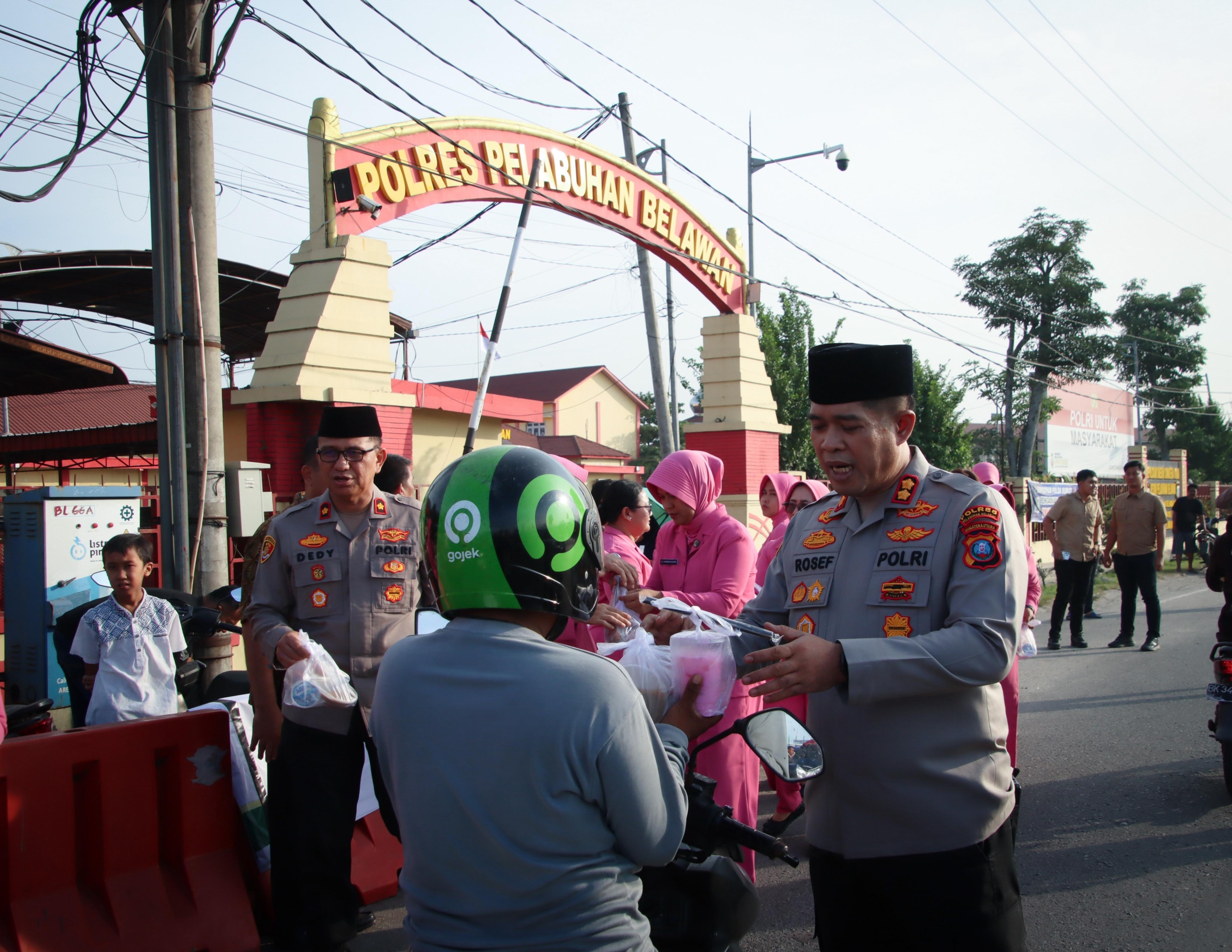 Berbagi Berkah Ramadhan, Kapolres Pelabuhan Belawan Pimpin Pembagian Takjil Gratis untuk Warga