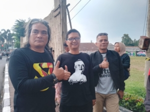 Aksi Relawan Bupati Aing Tebar 1.000 Berbagi Takjil Pengendara Untuk Berbuka Puasa 