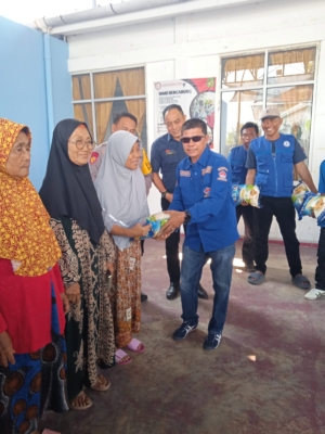 HNSI Medan Bersama Relawan Wak Young Salurkan 300 Karung Beras 