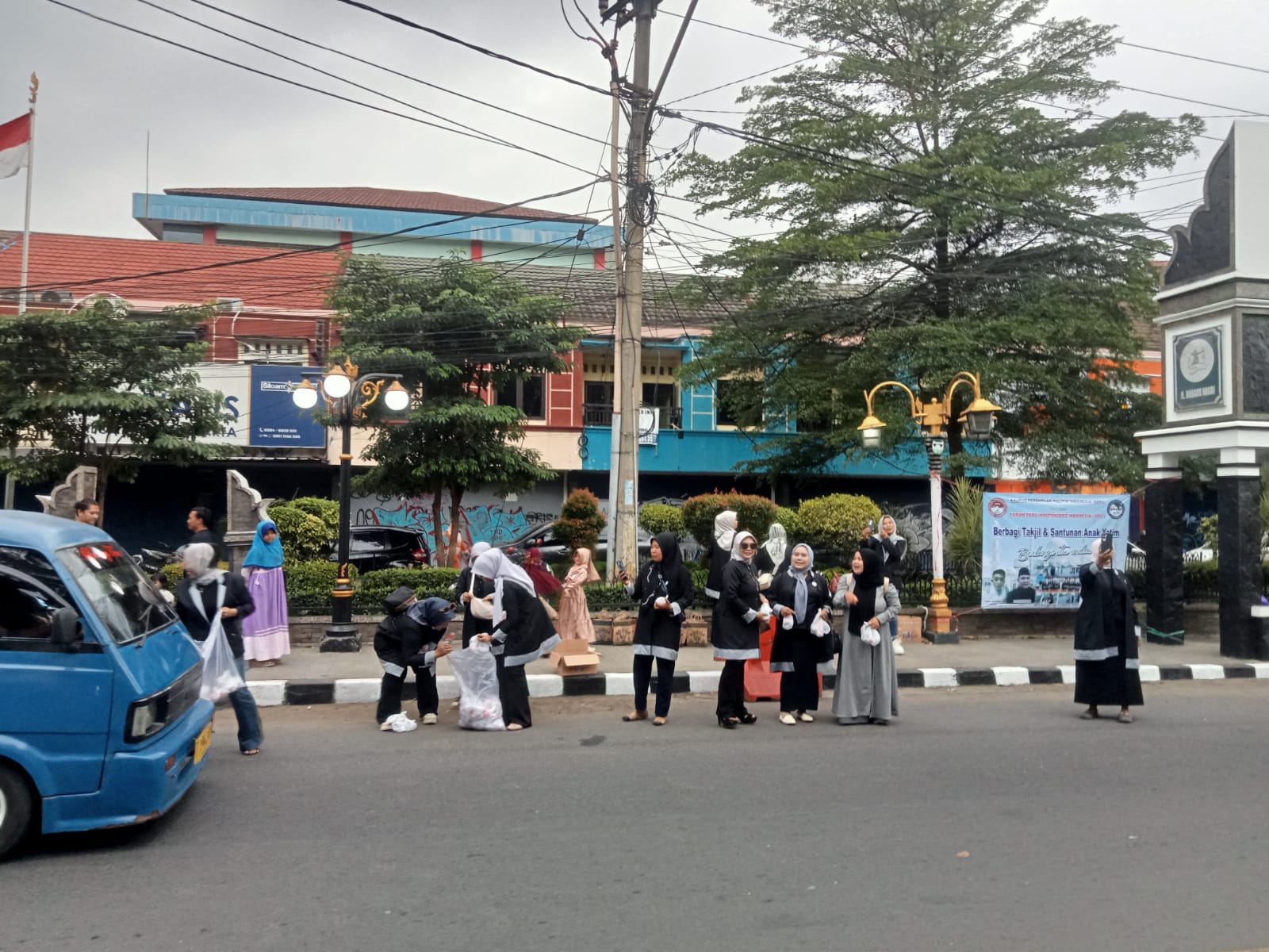 Sinergi KPPI DPC Purwakarta bersama FPII Korwil PurwakartaTebar Kebaikan Lewat Bagi-Bagi Takjil Gratis Dan Santunan Anak Yatim