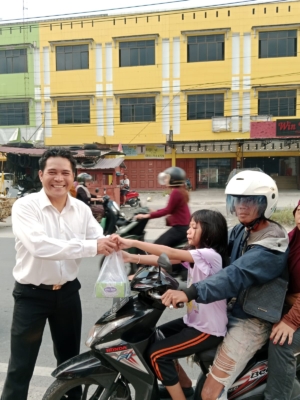 Sambut Waktu Berbuka Puasa, LCI Riau Bagikan 200 Takjil untuk Pengendara Bermotor