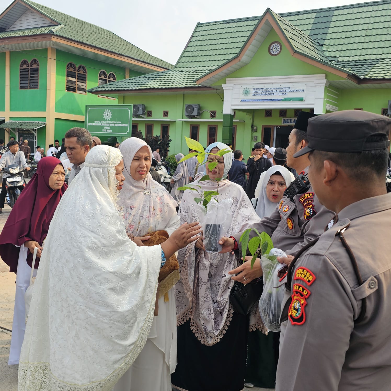 Polsek Dumai Timur Tebar “THR Hijau”, Ribuan Jemaah Sholat Idul Fitri Terima Bibit Pohon dalam Semangat Green Policing