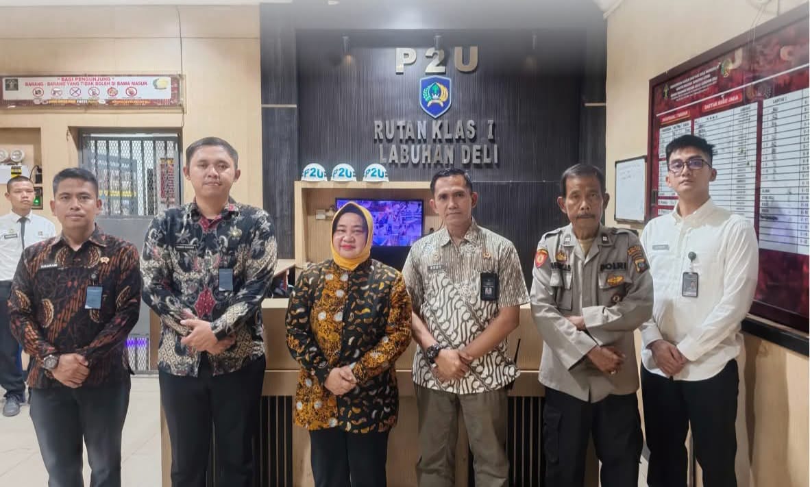 Ibu Dirkesway Langsung Membantu Proses Pengolahan Makanan Setandar Kebersihan Didapur Rutan Kelas 1 Labuhan Deli