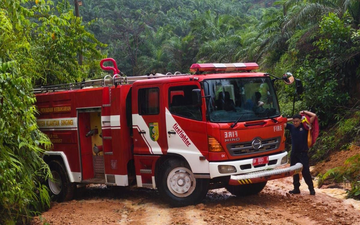 Damkar Berjibaku Padamkan Kebakaran di Pangkalan Indarung Saat Idul Fitri