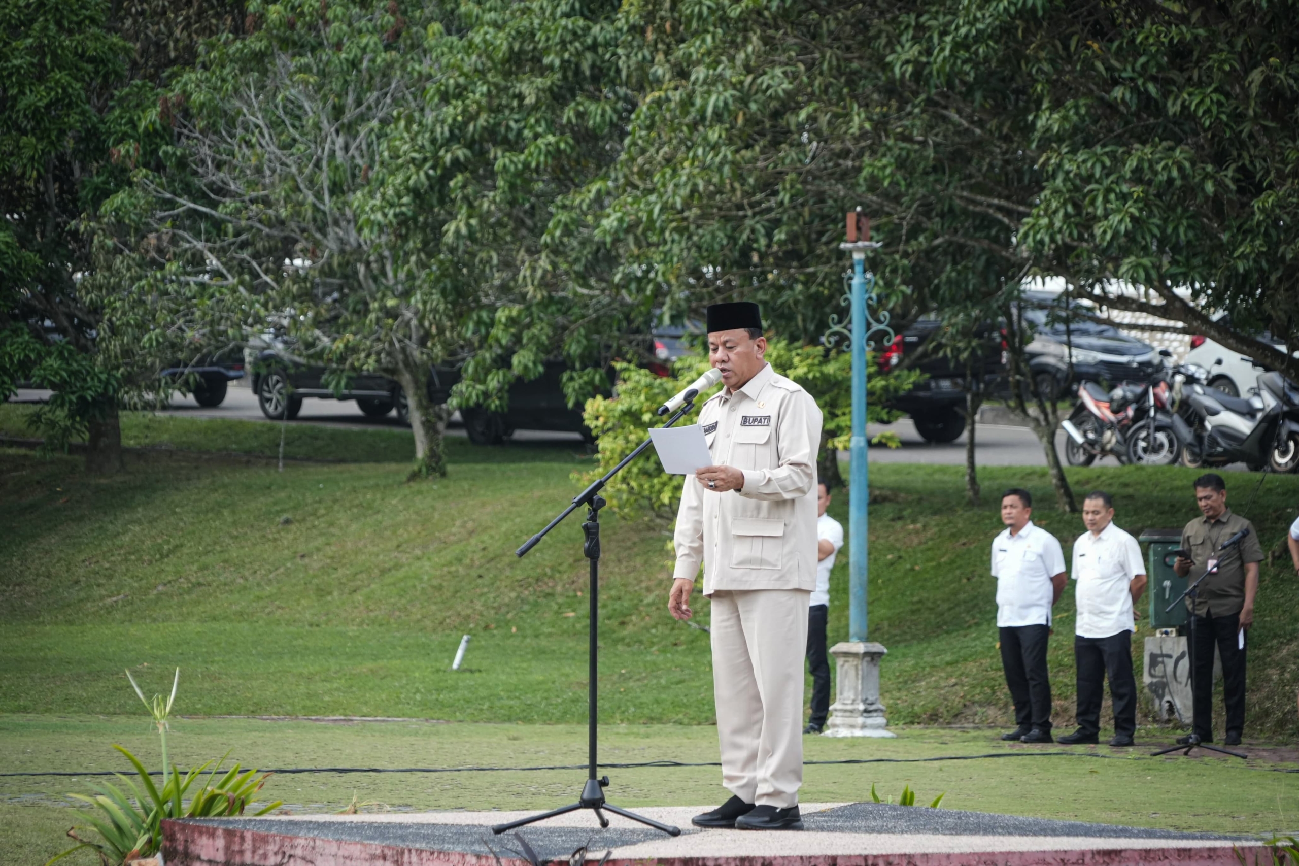 Bupati Kuansing Ajak Pejabat Kenakan Pakaian Adat Nusantara di Festival Perahu Beganduang 2026