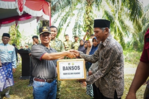 Warga Terima Bansos dan Jembatan Garuda Diresmikan, Harapan Baru Bagi Ekonomi Desa Sukaraja, 