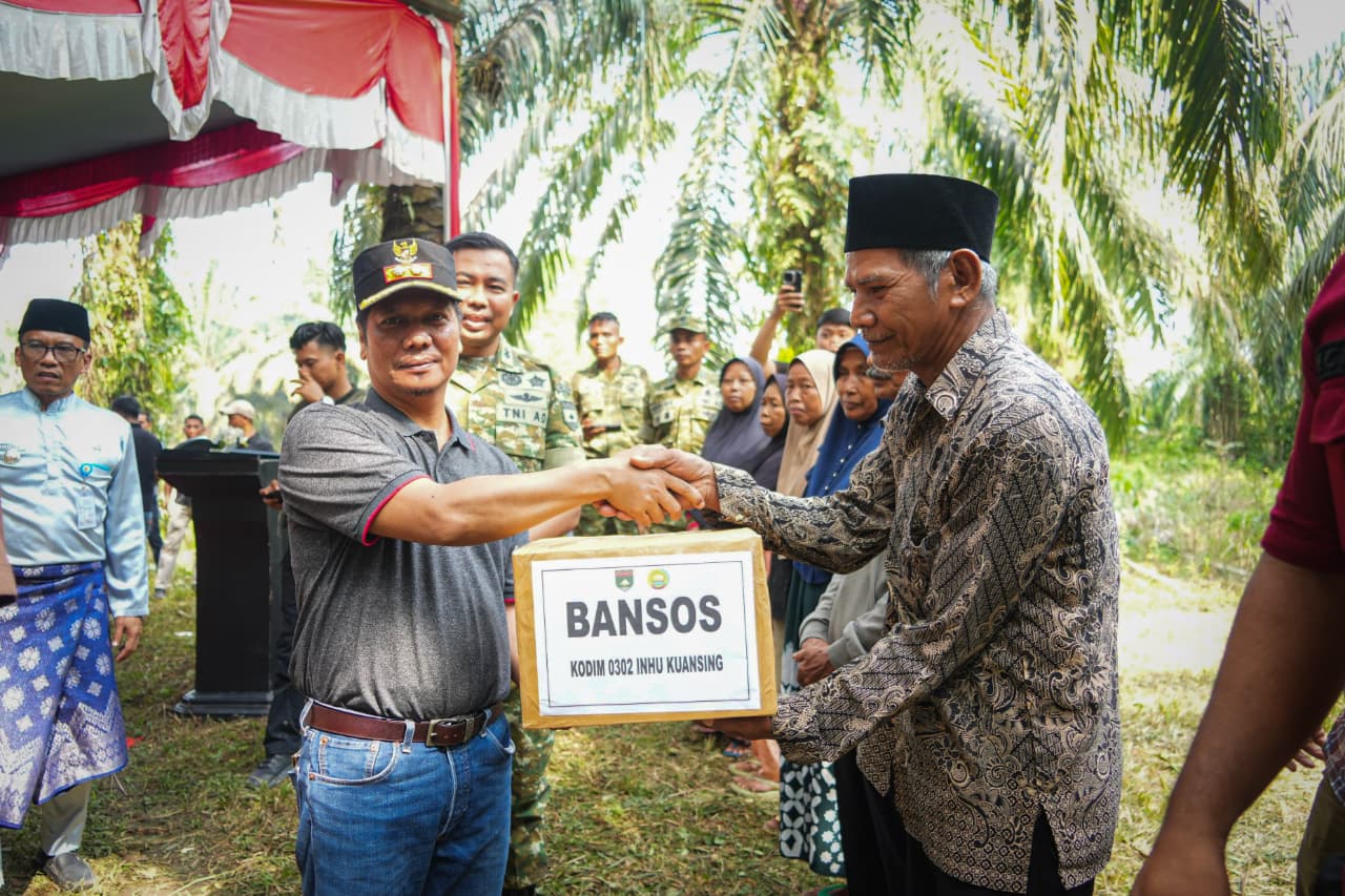 Warga Terima Bansos dan Jembatan Garuda Diresmikan, Harapan Baru Bagi Ekonomi Desa Sukaraja, 
