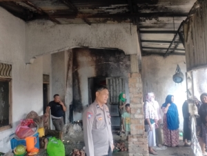 Polsek Medan Labuhan Amankan Lokasi Kebakaran Rumah di Tanah 600