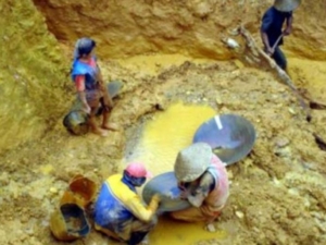 Di Balik Lubang Dompeng: Cerita Perut Kosong Warga Kuansing