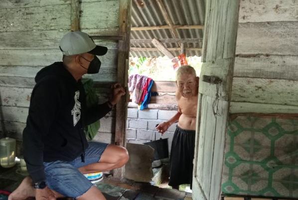 Karena Polri Mengayomi Masyarakat, Kapolsek Benai Sambangi Lansia Sebatang Kara