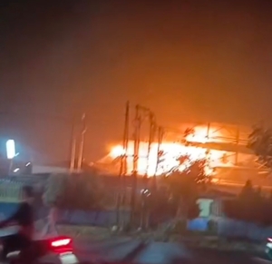 MERADANG! PT AGRO JAYA PERDANA Pabrik Pengolahan Sawit di Martubung Terbakar, Asap Menghitamkan Langit Medan Labuhan