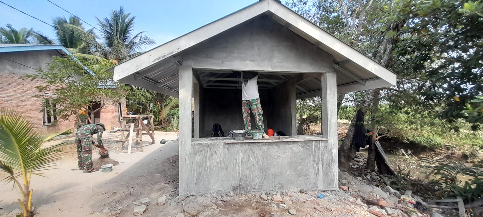 Bangun Pos Kamling,Satgas TMMD 128 Kodim 0203/Lkt Ciptakan Suasana Kondusif dan Tingkatkan Pertahanan Wilayah