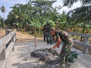 Kayu Usang Disulap TNI Menjadi Jembatan Kokoh,Menjawab Kebutuhan Warga Pasar Rawa akan Akses Lebih Layak.