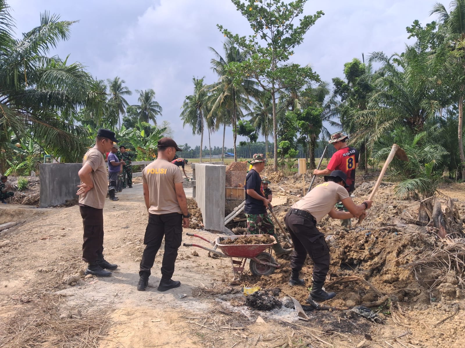 98 Persen Rampung, Jembatan TMMD 128 Dikebut di Bawah Terik Matahari Menyinari Bumi Pasar Rawa