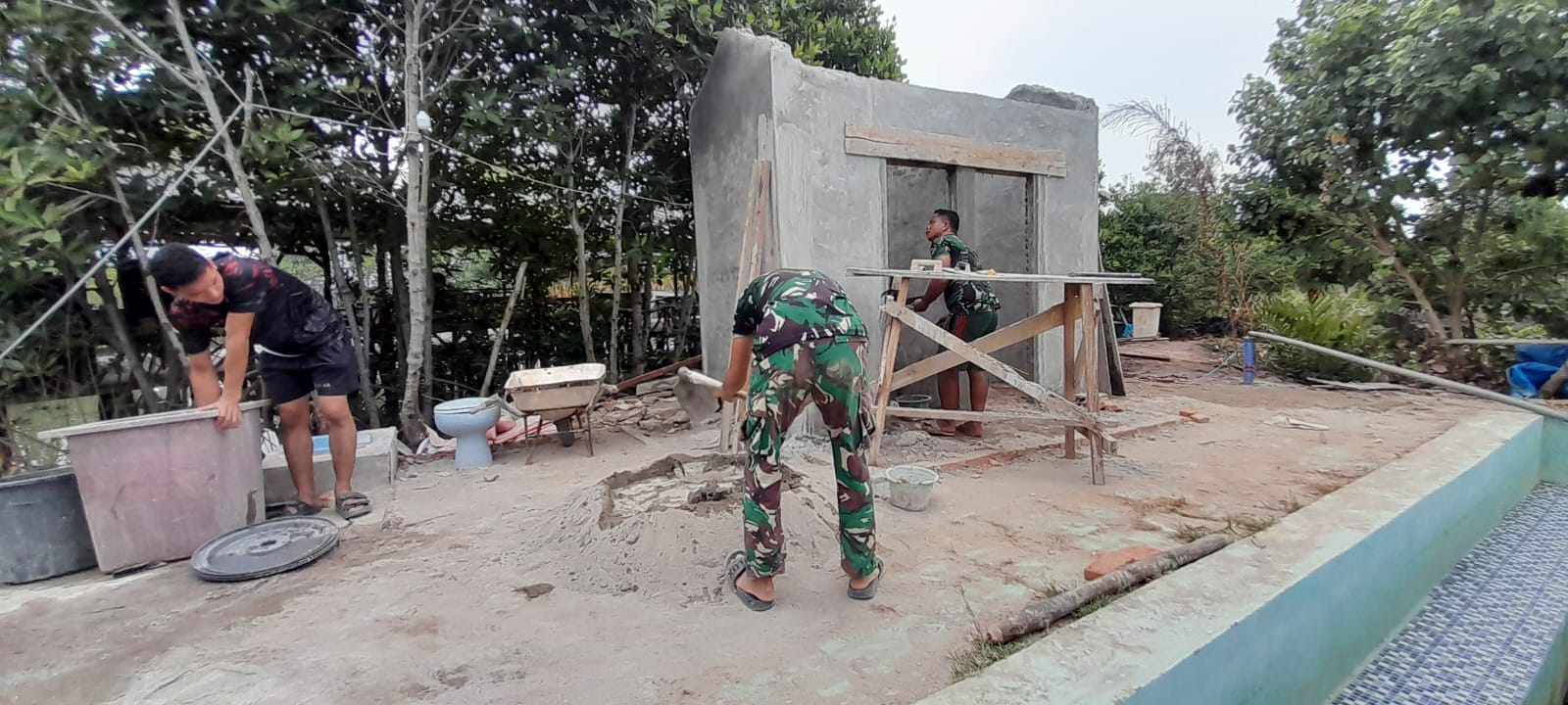 Dua MCK Hampir Rampung,Pak Wahyudi Bakal Miliki Sanitasi Layak