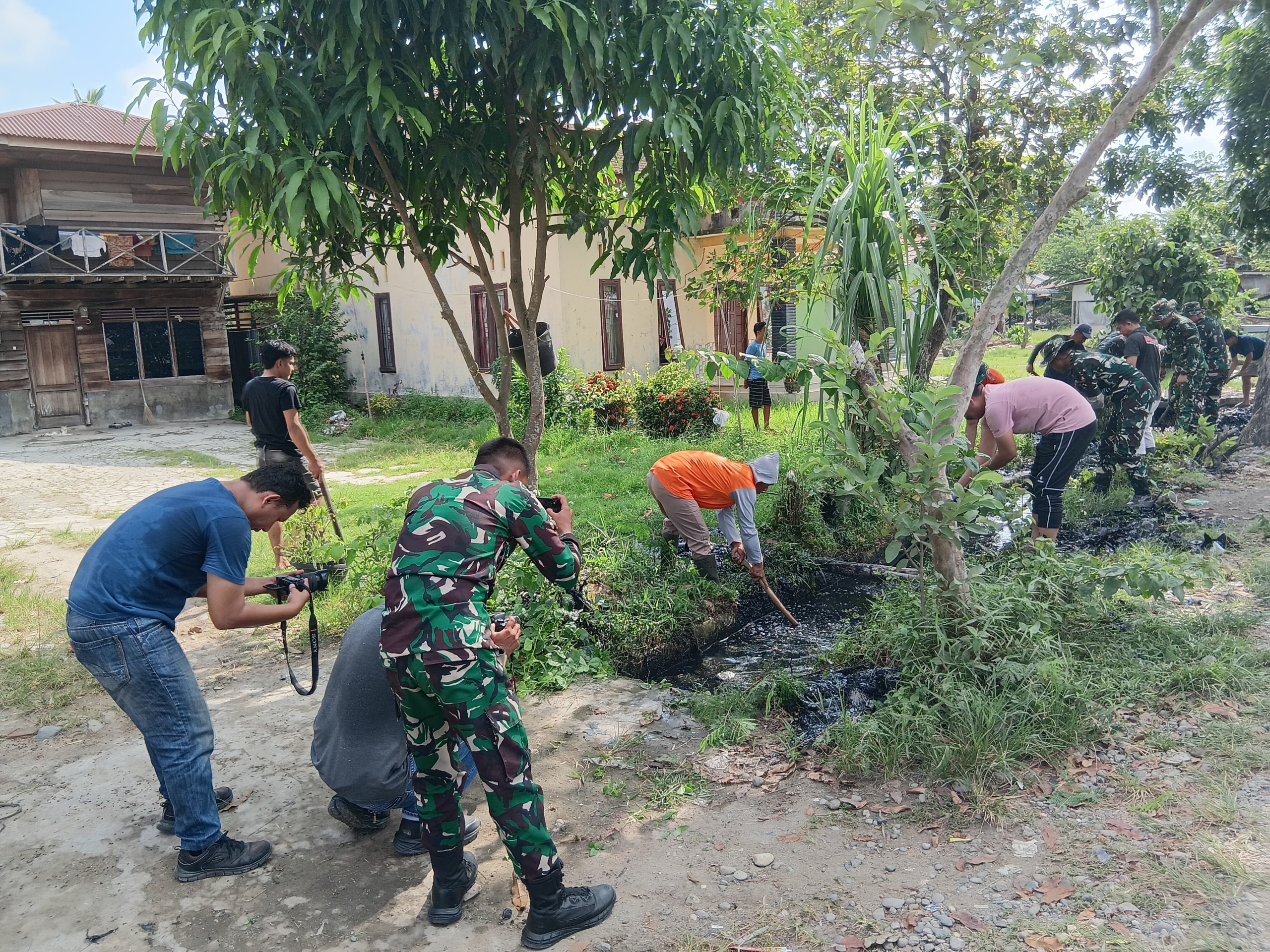 TMMD 128 “Membongkar” Semak di Pasar Rawa