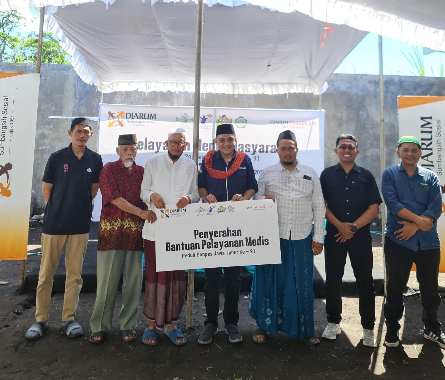 ANTUSIAS ! 537 WARGA PETAHUNAN IKUTI BAKSOS DJARUM FOUNDATION DAN YBSI KE 91 DI PONPES DARUN NAJAH LUMAJANG