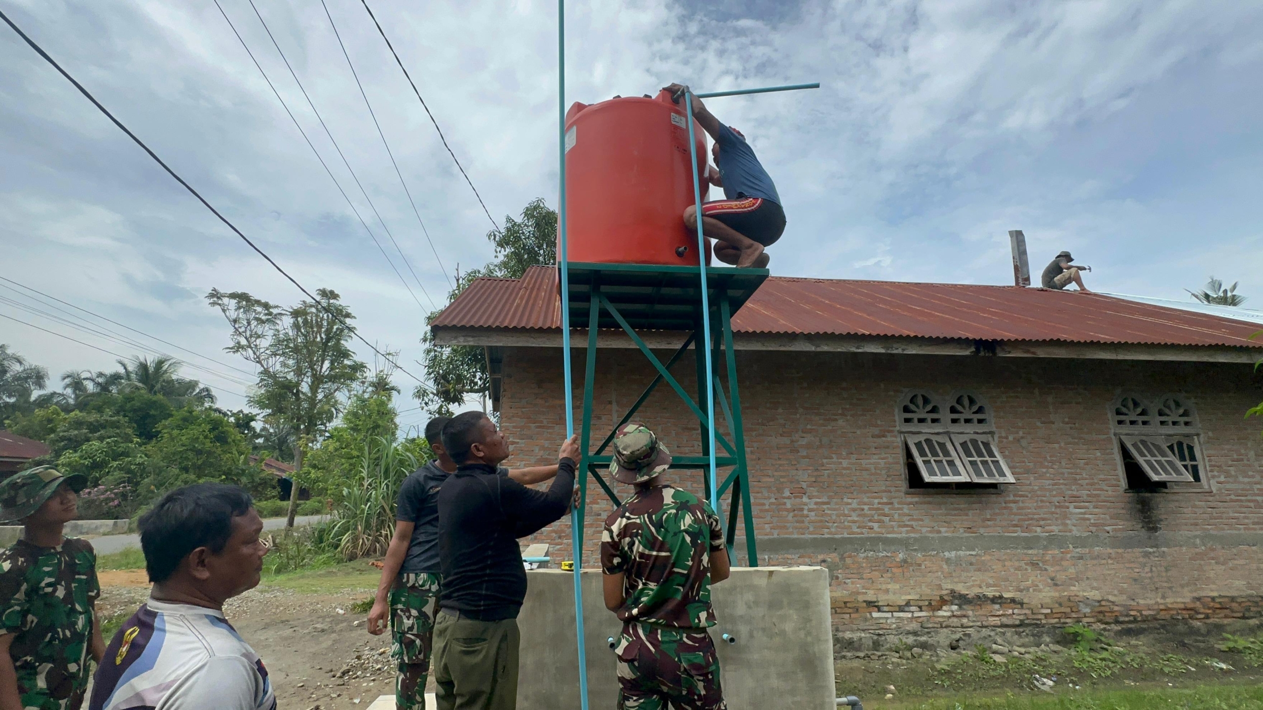 Air Mulai Ditampung: Tandon Berdiri, Harapan Warga Pasar Rawa Kian Nyata
