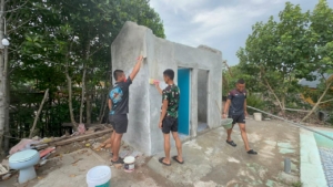 Dari Kuas dan Ember Cat: MCK TMMD 128 Hampir Rampung di Pasar Rawa
