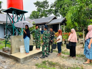 Sumur Bor Program TMMD Mulai Mengalir,Puluhan Warga Pasar Rawa Antri Mengambil Air