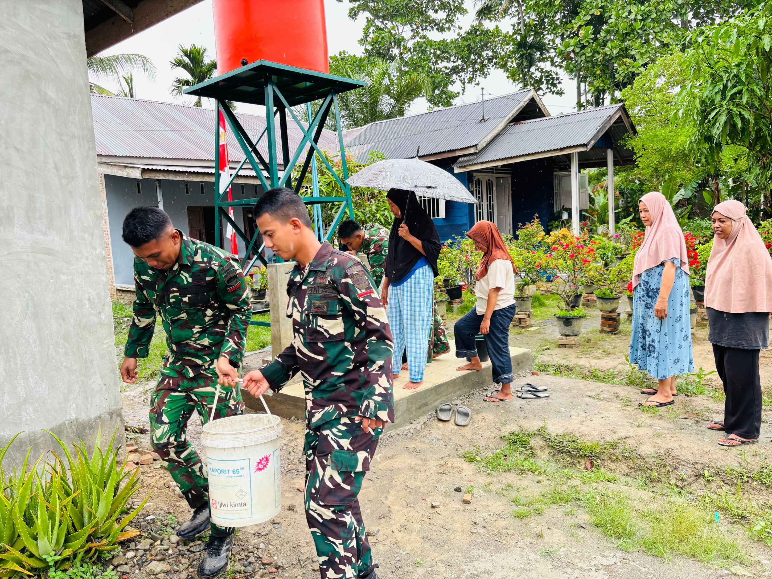 Bawa Ember ,Warga Berduyun-duyun Antri Panjang Mengambil Air Sumur 