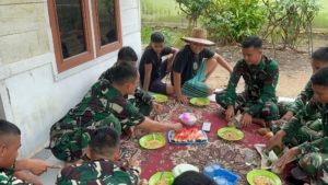 Makan Bersama, Satgas TMMD Bangun Kedekatan dengan Warga