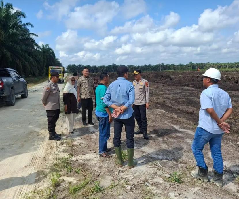 Perkuat Kemandirian Pangan, Kapolsek Siak Hulu Turun Langsung Pastikan Kesiapan Lahan Tanam Jagung di Pangkalan Baru   