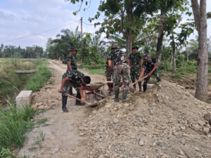 Pembangunan Jembatan di Desa Pasar Rawa ,Wujud Nyata TNI Membantu Mengatasi Kesulitan Masyarakat 