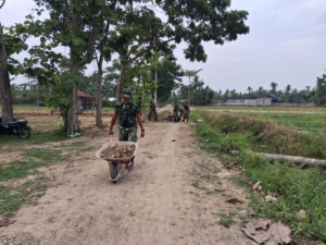 Peningkatan Jalan Penghubung Antar Dusun di Pasar Rawa Masuk Tahap Pengerasan