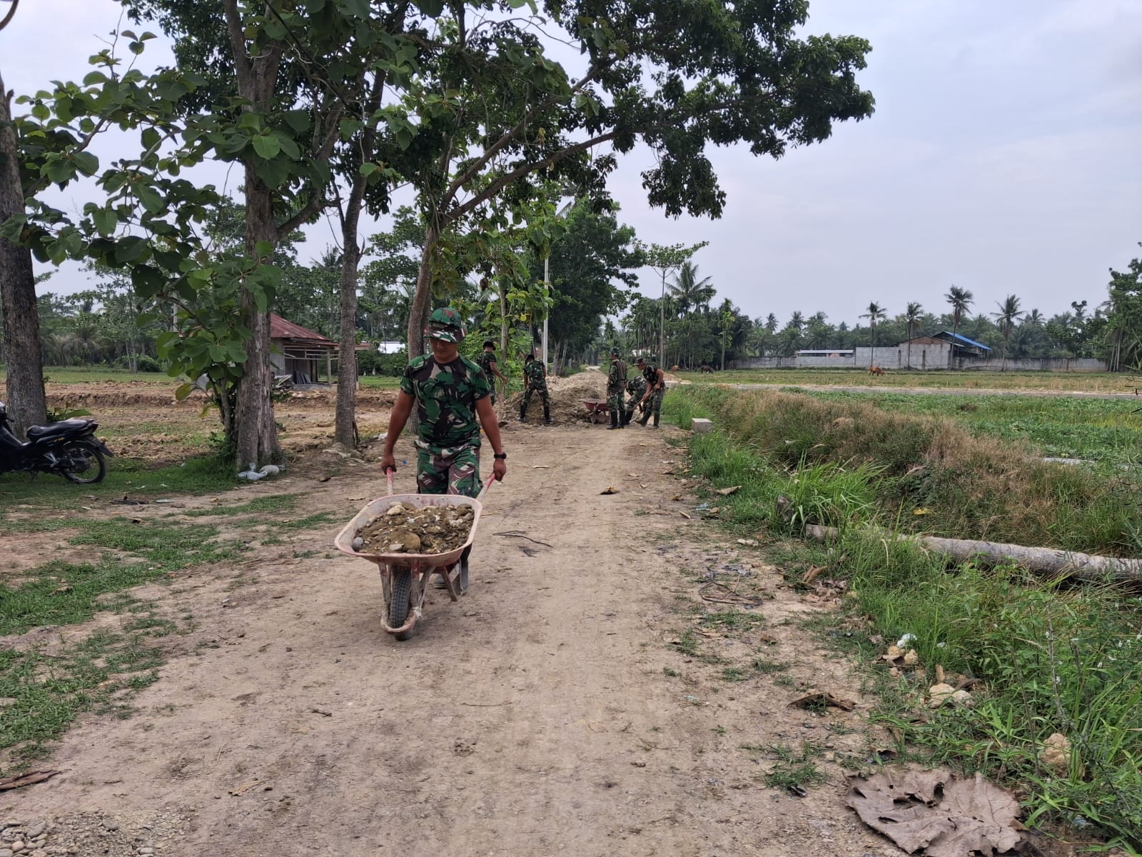 Peningkatan Jalan Penghubung Antar Dusun di Pasar Rawa Masuk Tahap Pengerasan