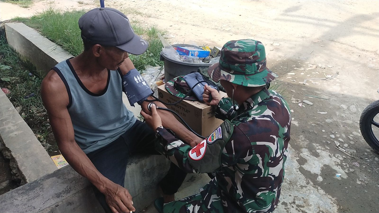 Satgas Kesehatan TMMD 128 Langkat Tangani Dua Warga Sakit di Desa Kelantan Luar
