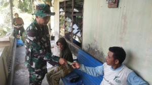 Mulyono dan Nuraini Warga Klantan Luar Ucapkan Terimakasih Kepada Satgas Kes TMMD 128 Gebang