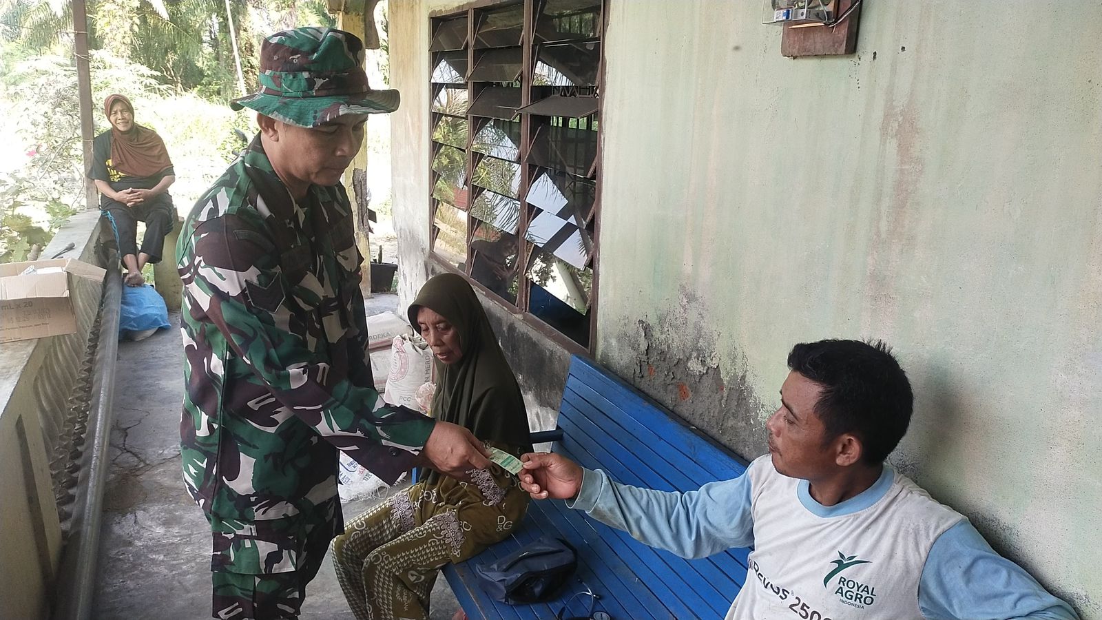 Mulyono dan Nuraini Warga Klantan Luar Ucapkan Terimakasih Kepada Satgas Kes TMMD 128 Gebang