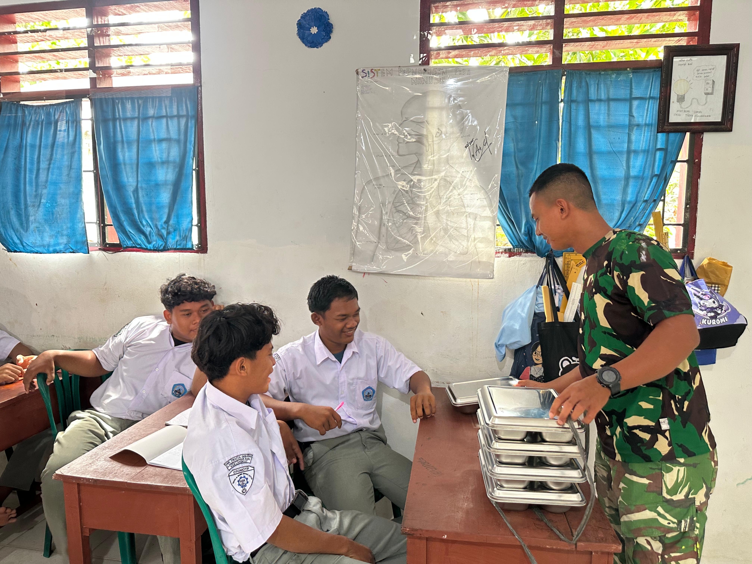 Satgas TMMD 128 Langkat,Ikut Bantu Menyalurkan MBG ke SMK Swasta Gebang