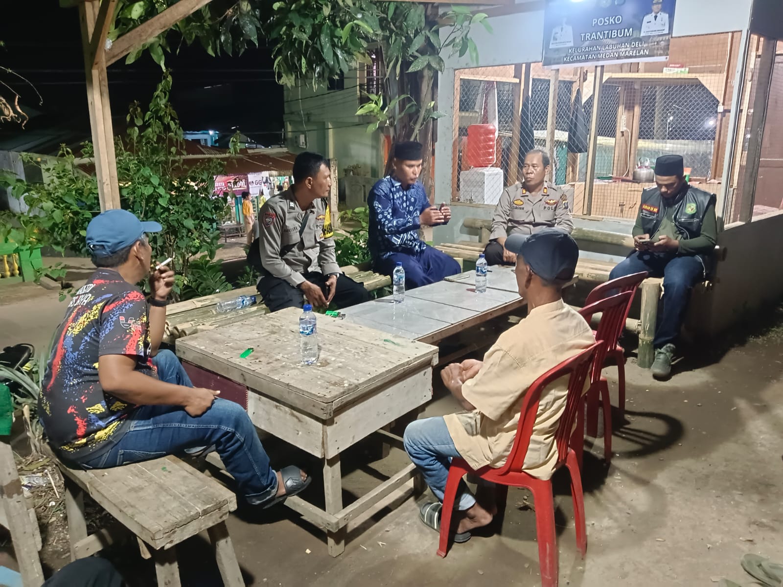 Cek Langsung Kondisi Pos Kamling di Malam Hari, Kapolsek Medan Labuhan Serap Langsung Aspirasi Warga