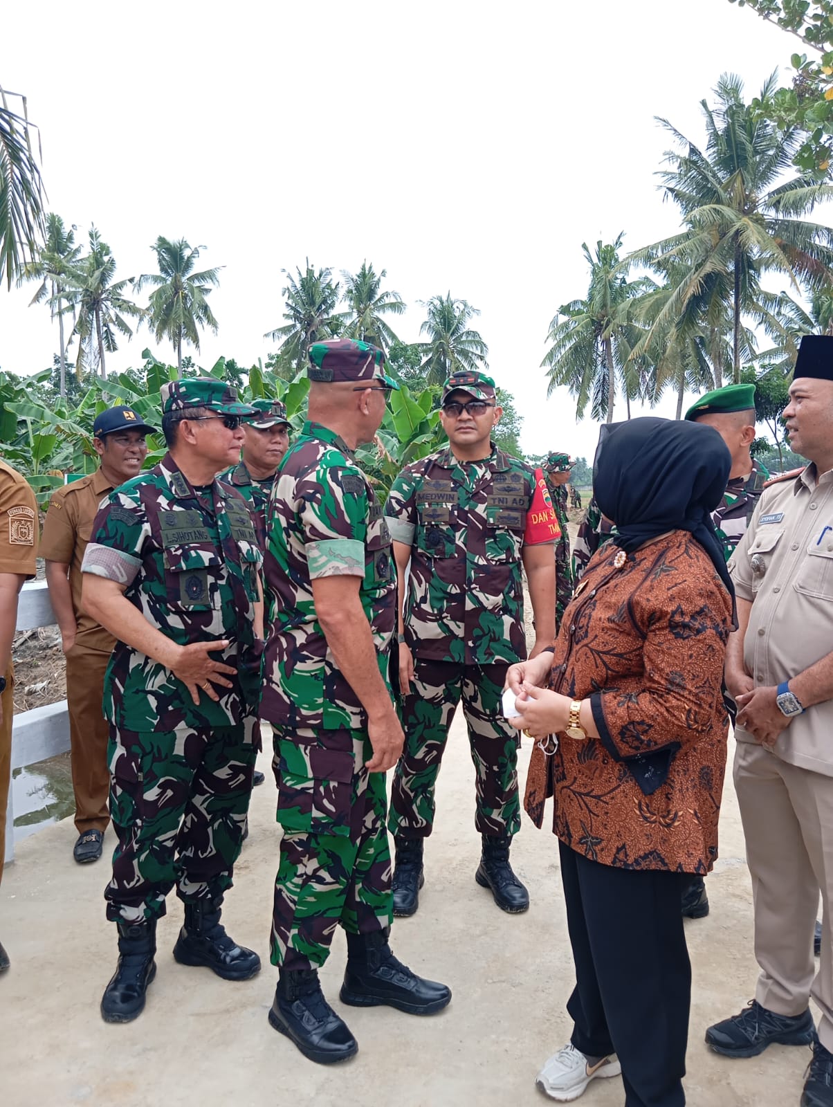 Tinjau Sasaran Fisik,Ketua Tim Wasev TMMD 128 Langkat Menyapa Personel Satgas dan Warga