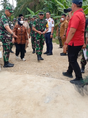 Tinjau Jembatan di Gebang, Tim Wasev TMMD Apresiasi Kerja Satgas Bagus