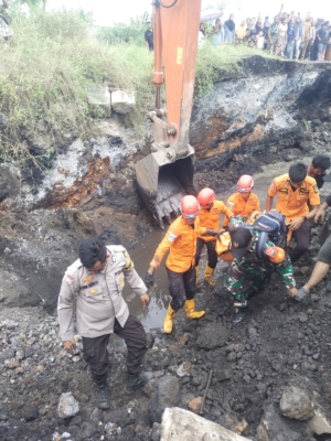 Dua Pencari Besi Tertimbun Tanah di Eks PT Gunung Gahapi Sakti, Ditemukan Meninggal Dunia