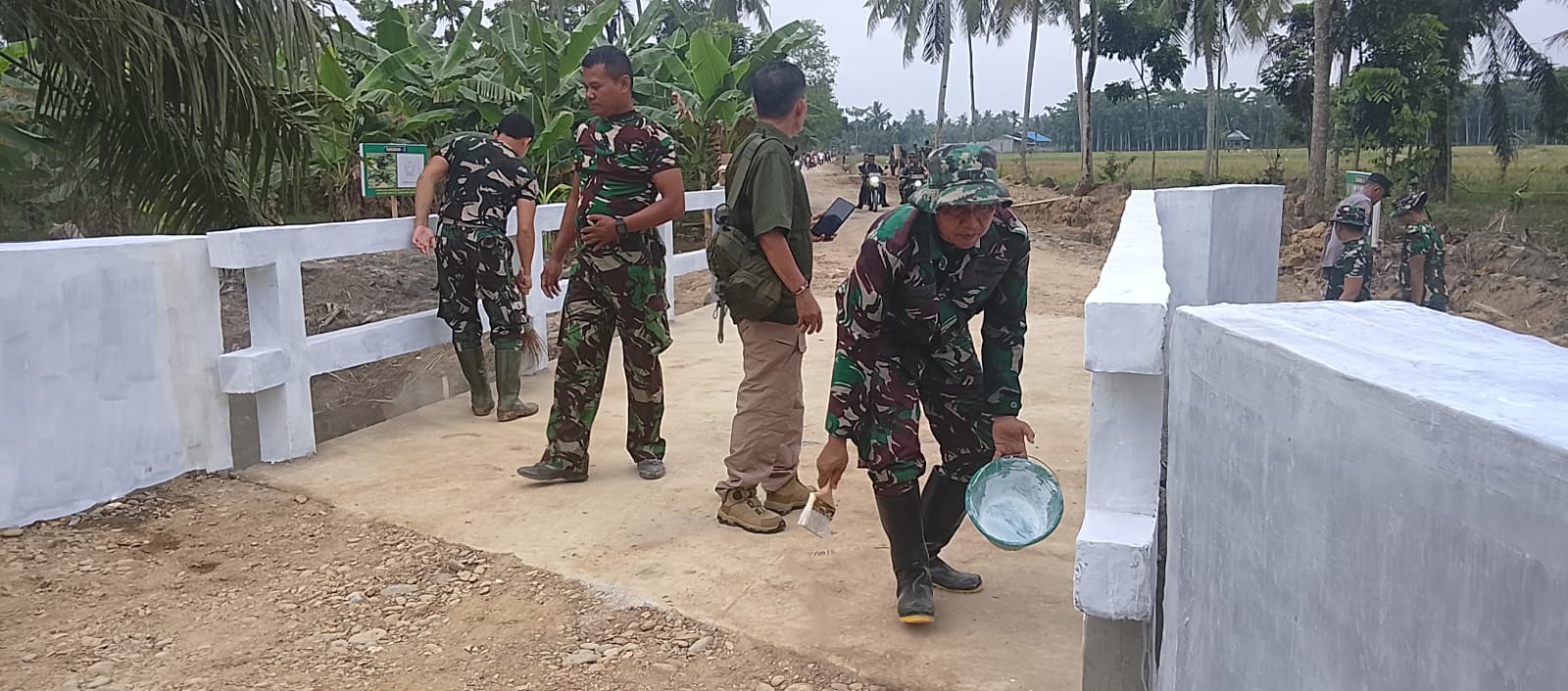 Lumpur yang Menyatukan: Kala Seragam Loreng Menjawab Penantian 41 Tahun Petani Gebang