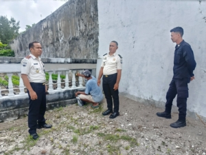 Tingkatkan Kebersihan dan Kenyamanan, Kalapas Geser Pantau Langsung Kegiatan Pemeliharaan Lapas.