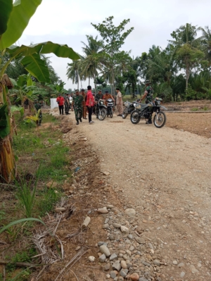 Di Pasar Rawa, Seragam Loreng dan Peluh Warga Menyatu Demi Jembatan Impian