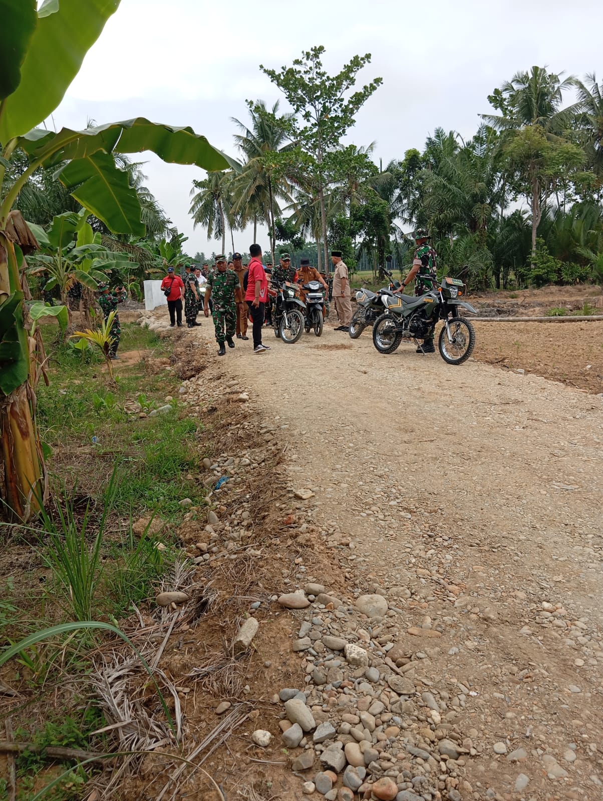 Di Pasar Rawa, Seragam Loreng dan Peluh Warga Menyatu Demi Jembatan Impian