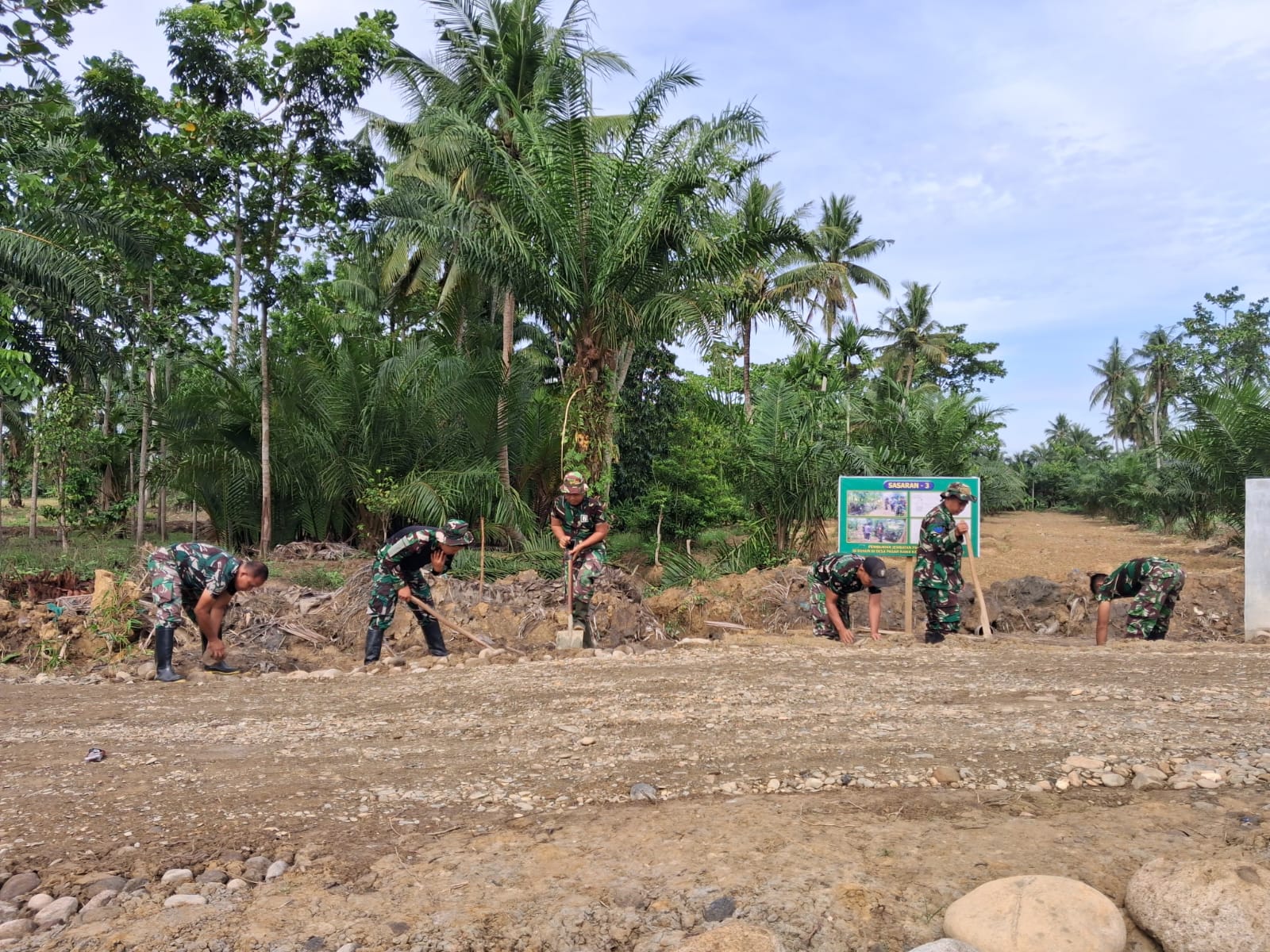 Jalan Ditengah Persawahan Menjadi Jembatan bagi Mimpi dan Kesejahteraan Warga Pasar Rawa