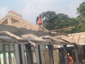 Proyek Sewakelo SMPN 1 Cibatu tidak memenuhi Standar Teknis K 3 Dan APD di lalaikan 