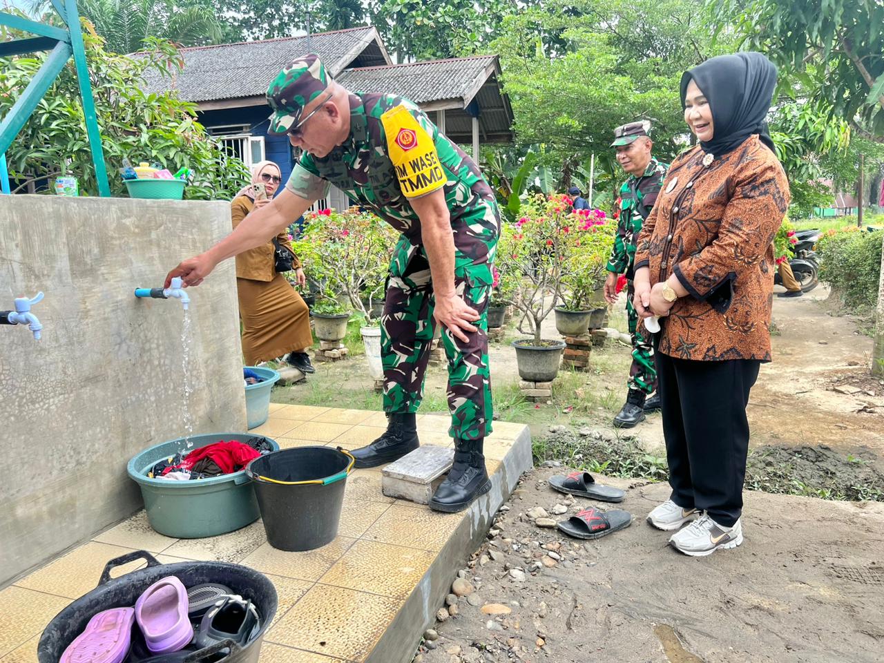 Uji Air Sumur Bor TMMD 128 Langkat ,Brigjen TNI Yanto : Air Segar dan Layak di Konsumsi 