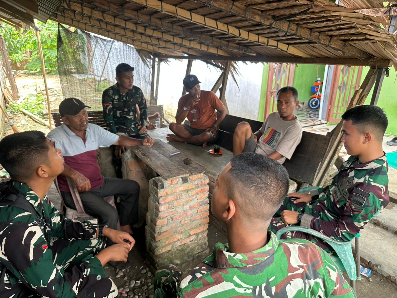 Libur ,Satgas Mangkal Bersama Warga di Warung Kopi