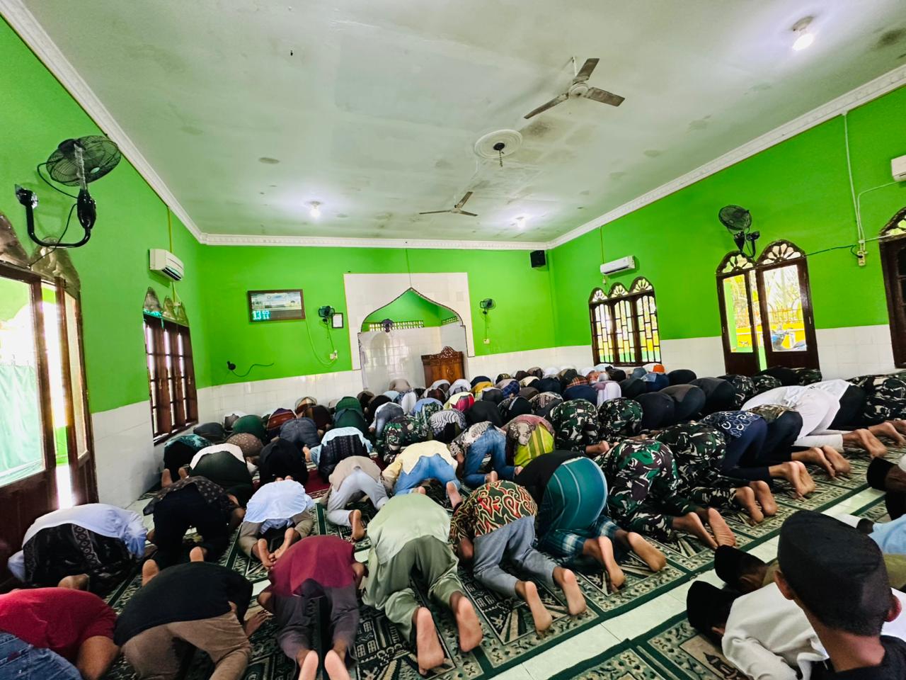Sujud di Pesisir Rawa: Ketika Seragam Merunduk Khusyuk Memohon Kelancaran TMMD 128